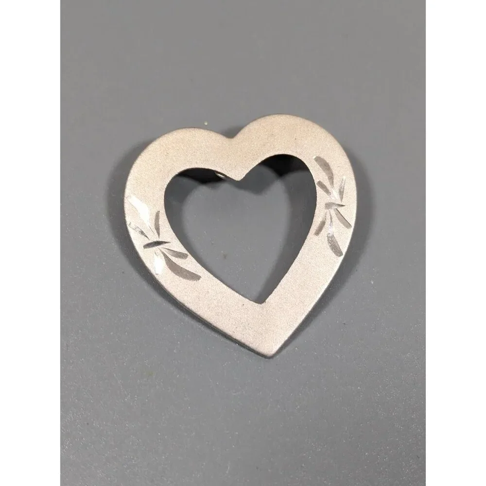 Vintage Silver Tone‎ Filigree Matte Heart Pin Brooch Classic Retro